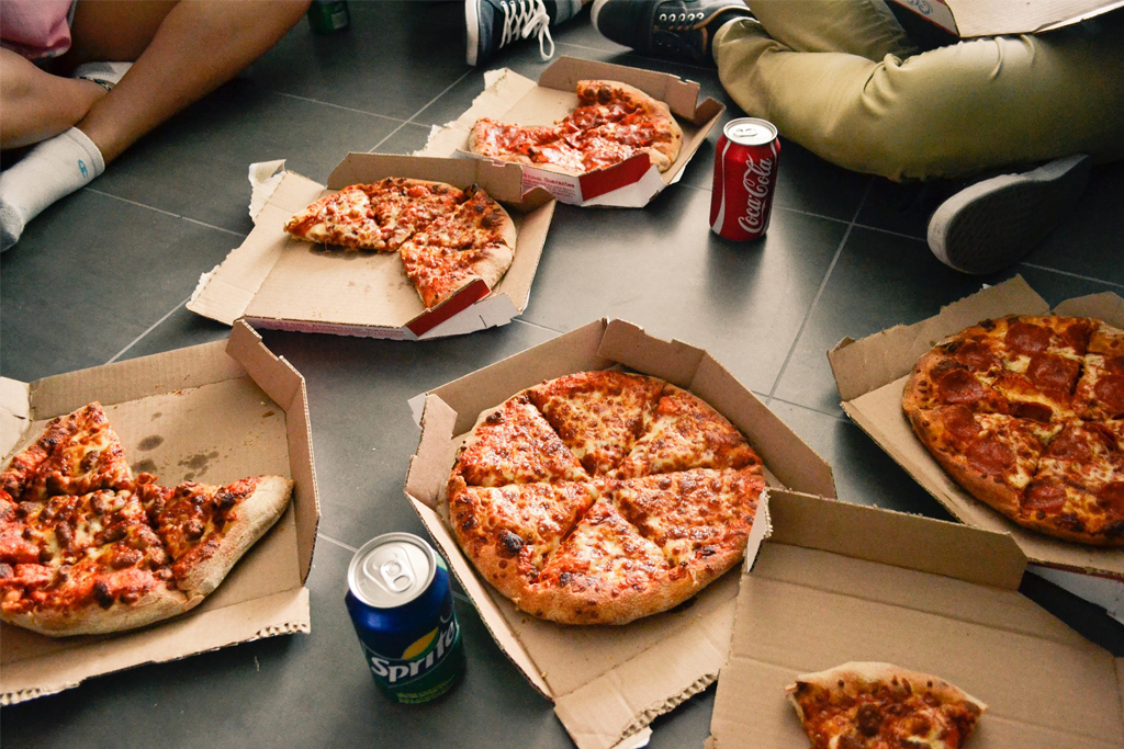 Pizza-Meeting Situation im Coworking Space Bonn