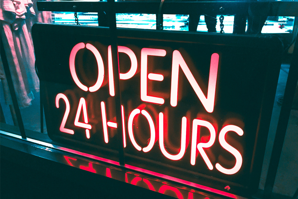 Schriftzug open 24 hours - Öffnungszeiten im Coworking Space Bonn